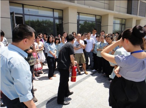 我公司組織全體員工進行消防實戰(zhàn)演習